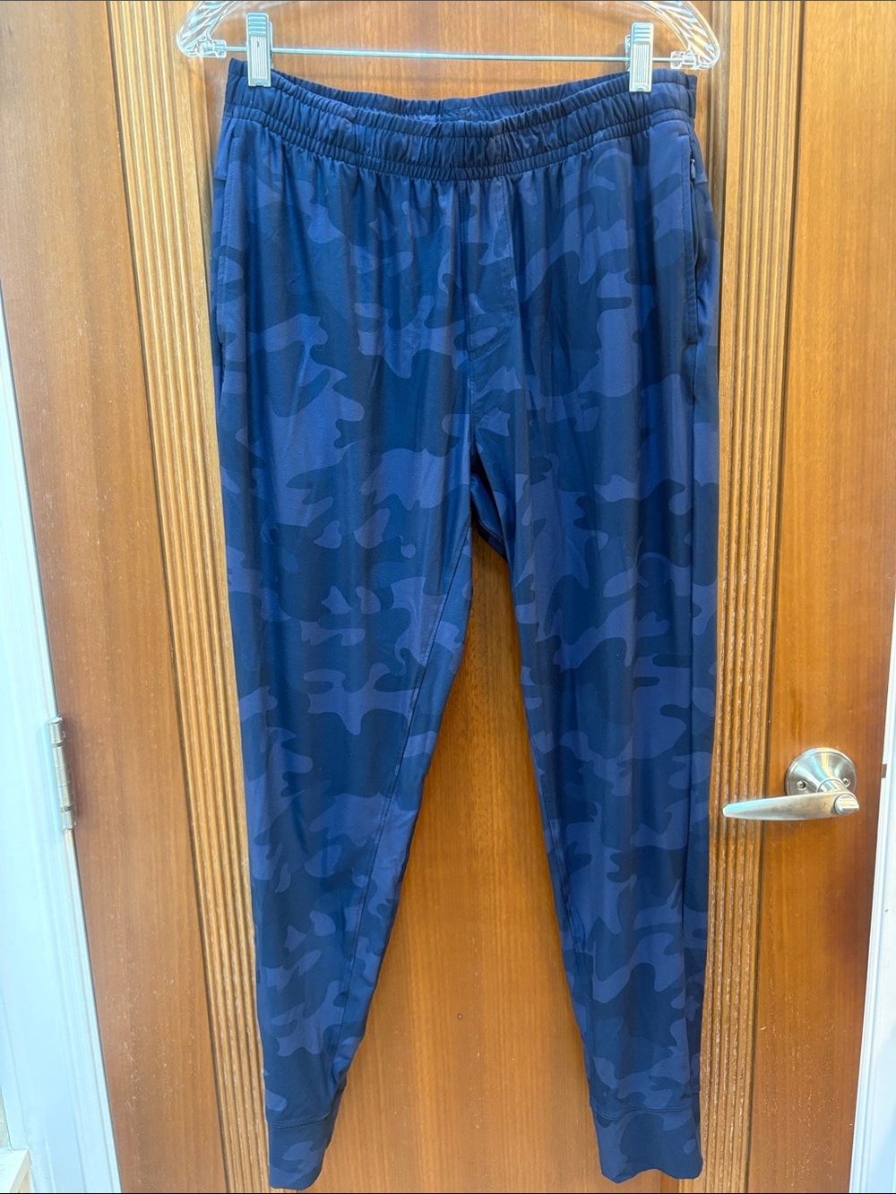 Rhône men’s navy camouflage lightweight athletic pants size M